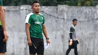 Pelatih kiper Persebaya Surabaya, Rudy Eka Priyambada. (Bola.com/Aditya Wany)