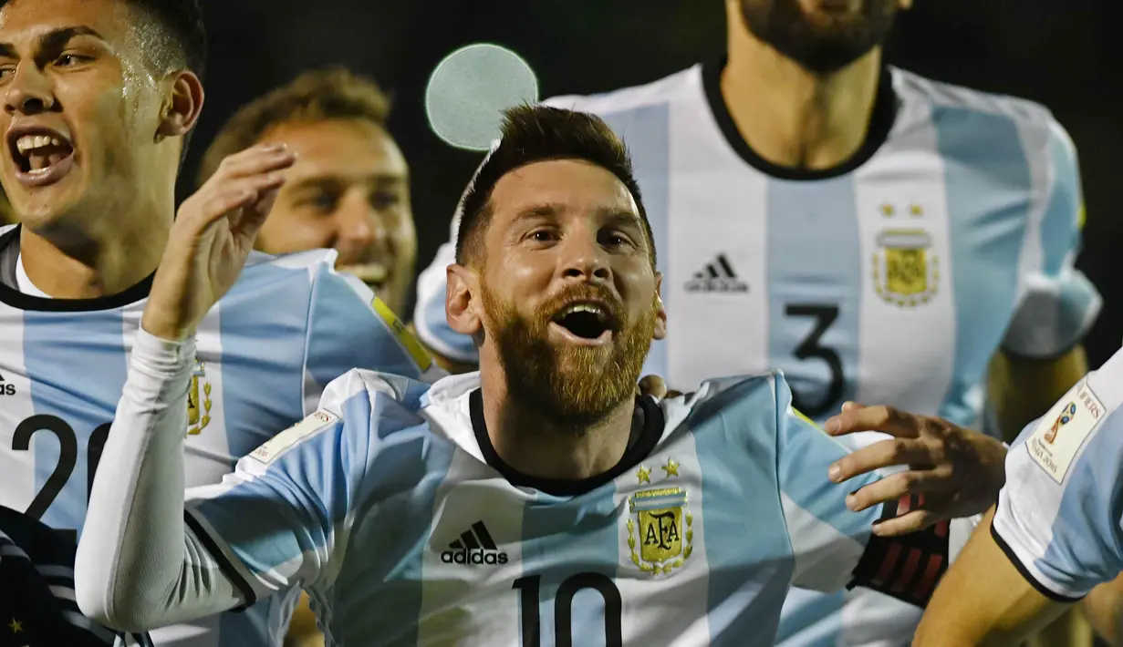 Bintang Argentina, Lionel Messi, merayakan gol yang dicetaknya ke gawang Ekuador pada laga kualifikasi Piala Dunia 2018 di Quito, Minggu (10/10/2017). (AFP/Juan Ruiz)