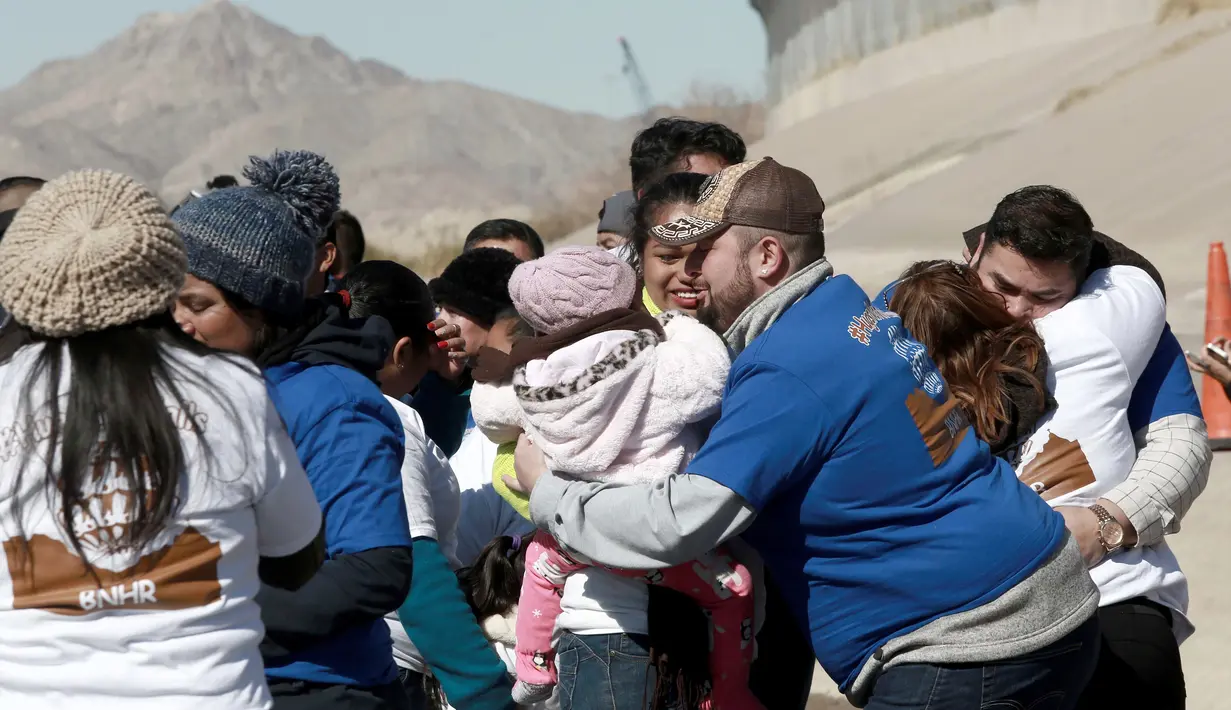 Suasana haru saat warga Meksiko bertemu keluarga dan kerabat mereka di perbatasan Meksiko-AS di Ciudad Juarez, Meksiko (28/1). Dengan waktu yang singkat, akhirnya mereka dapat melepas rindu setelah lama berpisah. (AP Photo/Christian Torres)
