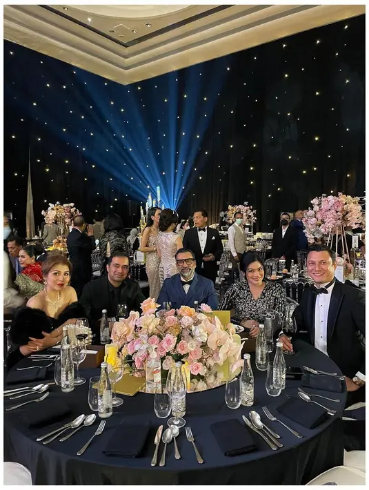 <p>Suasana tempat resepsi Jessica dan Yakup tampak mewah dengan bertabur bunga dengan meja dominasi warna hitam. Tian dan Titi Kamal duduk bersama artis senior Jeremy Thomas dan Rock Soraya. [Instagram/jeremythomas_jt]</p>