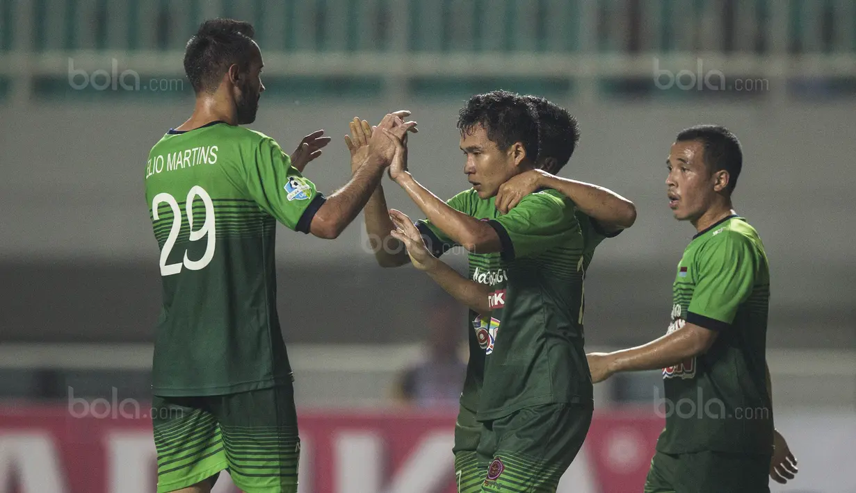 Para pemain PS TNI merayakan gol yang dicetak Erwin Ramdani ke gawang Semen Padang pada laga Liga 1 di Stadion Pakansari, Bogor, Minggu (30/7/2017). PS TNI menang 2-1 atas Semen Padang. (Bola.com/Vitalis Yogi Trisna)