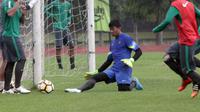 Muhammad Riyandi dalam sesi latihan Timnas Indonesia U-19 di Yogyakarta. (Bola.com/Ronald Seger)