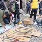 Polisi menemukan sejumlah senjata tajam saat menggerebek Kampung Bahari, Tanjung Priok, Jakarta Utara. Polisi juga membongkar gubuk liar yang diduga dijadikan tempat transaksi narkoba. (Foto: Istimewa)