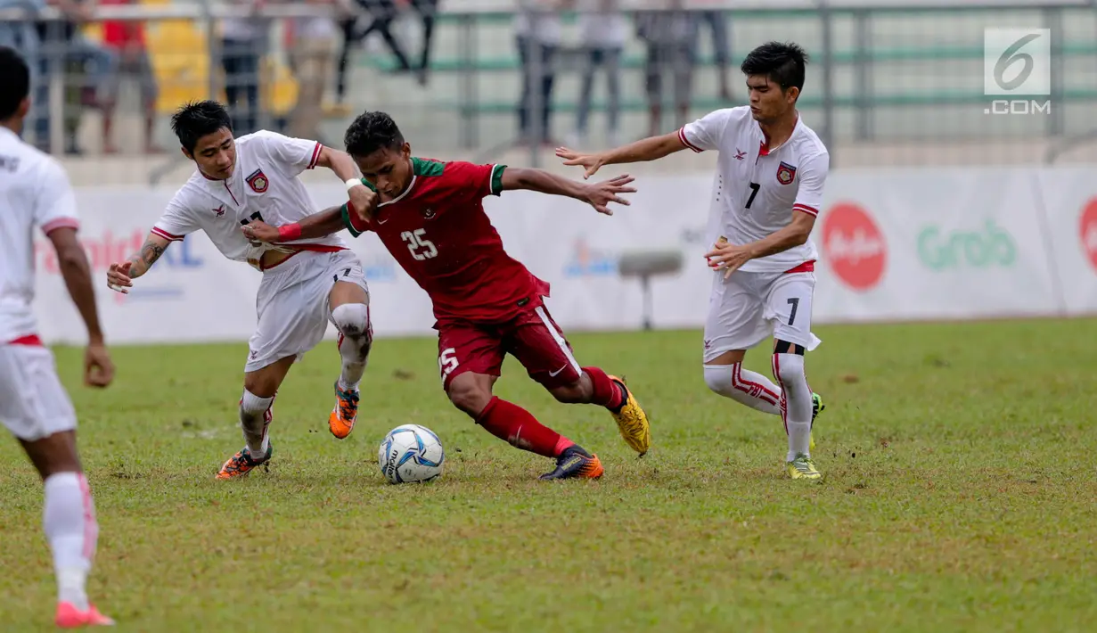 Aksi-aksi Osvaldo Ardiles Haay menyisir sisi kiri pertahanan Myanmar kerepotan, Osvaldo akhirnya mengirim satu operan manis kepada Septian Daivd yang berbuah gol pada Sea Games 2017. Indonesia menang 3-1. (Liputan6.com/Faizal Fanani)