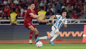 Bek Timnas Indonesia, Elkan Baggott, mengawal pergerakan pemain Timnas Argentina, Facundo Buonanotte, dalam laga FIFA Matchday di Stadion Utama Gelora Bung Karno, Senayan, Jakarta, Senin (19/6/2023). (Bola.com/Bagaskara Lazuardi)
