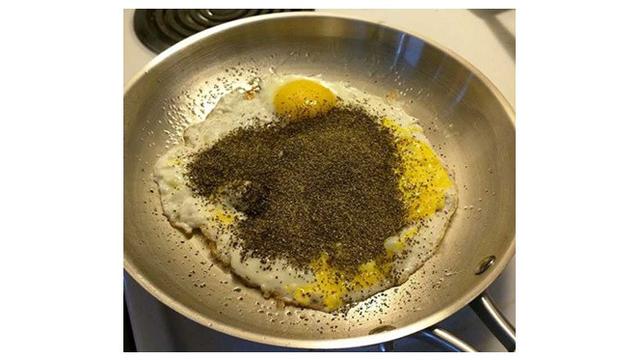 Suami Coba Memasak (Sumber: Ground Zero)