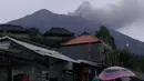 Kondisi Gunung Agung di Kabupaten Karangasem, Bali kembali mengeluarkan awan asap, Selasa (21/11). Asap dan abu tipis berwarna putih kelabu tebal mengepul setinggi sekitar 500-600 meter. (twitter.com/bnpb_indonesia)