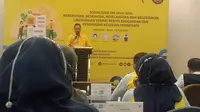 Anggota Komisi X DPR RI, Ferdiansyah tengah memberikan penjelasan dalam sosialisasi SNI 9042: 2021 CHSE bagi kalangan wisata di Garut, Jawa Barat. (Liputan6.com/Jayadi Supriadin)