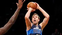 Dallas Mavericks mengumumkan telah kembali merekrut Dirk Nowitzki yang sebelumnya berstatus bebas agen. (AP/Kathy Willens)