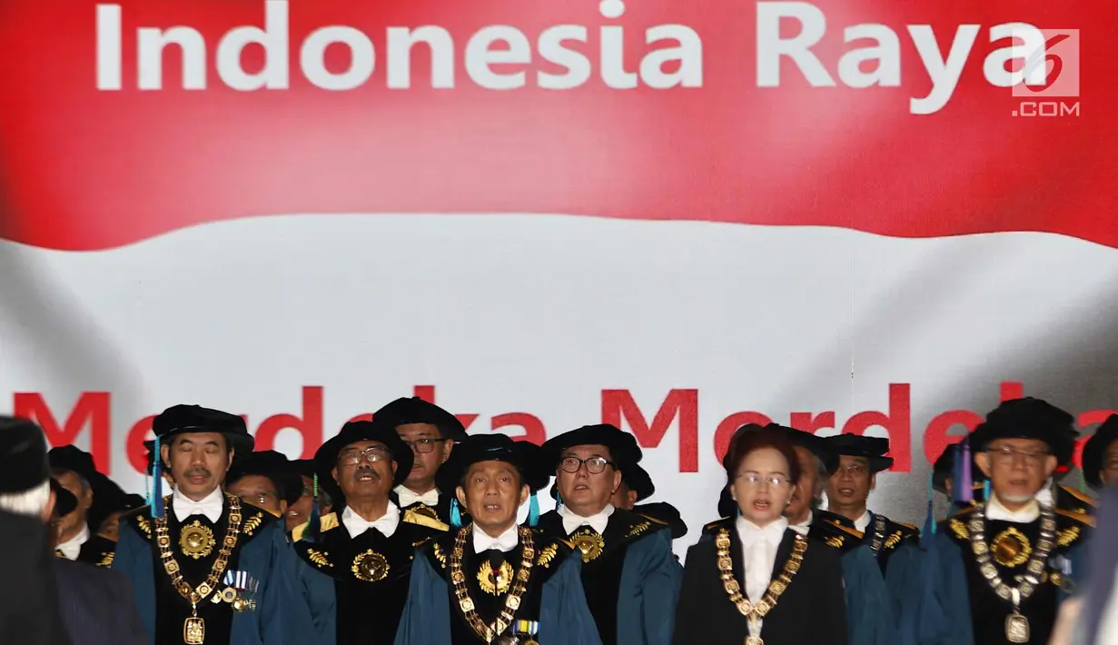 Rektor Institut Teknologi Bandung (ITB) Kadarsah Suryadi (tengah) menyanyikan lagu Indonesia Raya jelang Sidang Terbuka Dies Natalis ke-59 di Aula Barat ITB, Bandung, Jawa Barat, Jumat (2/3). (Liputan6.com/Immanuel Antonius)