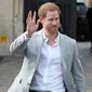 Pangeran Harry melambaikan tangan kepada orang-orang di luar Kastil Windsor, Inggris, Jumat (18/5). Pangeran Harry dan Meghan Markle akan menikah pada 19 Mei 2018. (Jonathan Brady/POOL/AFP)