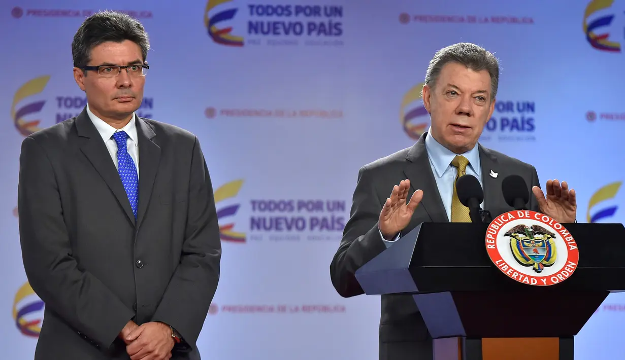 Presiden Kolombia Juan Manuel Santos saat menyampaikan kata sambutan seusai menandatangani Surat Keputasan legalitas penggunaan ganja untuk keperluan medis dan ilmiah, di Bogota, Selasa (22/12). (AFP/Presidencia Colombia)