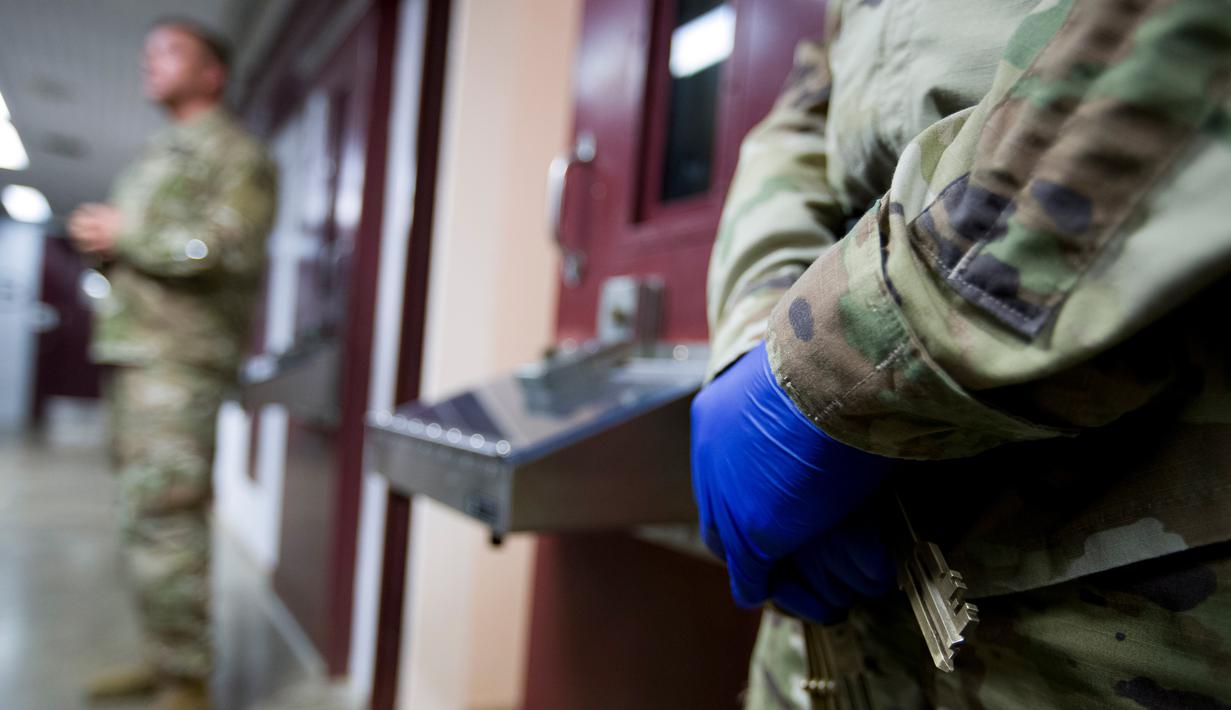 Tentara AS memegang kunci dalam penjara Camp VI Pangkalan Angkatan Laut Teluk Guantanamo, Kuba, Rabu 17 April 2019. Tidak sedikit tahanan yang dipenjara tanpa lebih dulu diadili. (AP Photo/Alex Brandon)