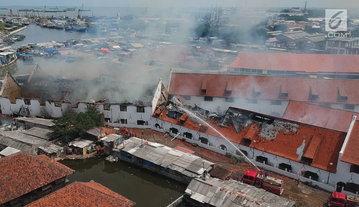 Petugas pemadam kebakaran memadamkan sisa api yang membakar Museum Bahari di Penjaringan, Jakarta Utara, Selasa (16/1). Sejauh ini belum ada laporan korban yang terjebak di dalam museum. (Liputan6.com/Arya Manggala)