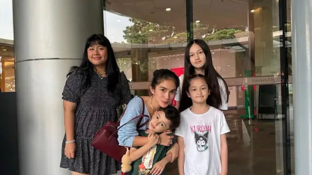 7 Potret Kebersamaan 5 Anak Andhika dan Ussy Liburan Penuh Keseruan ke Amerika, Keluarga Visual (credit: https://www.instagram.com/ussypratama/)