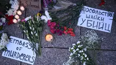 Bunga dan tanda duka cita diletakkan di luar Kedutaan Besar Rusia di Washington, DC, pada 16 Februari 2024, menyusul kematian pemimpin oposisi Rusia Alexei Navalny. (Brendan SMIALOWSKI/AFP)