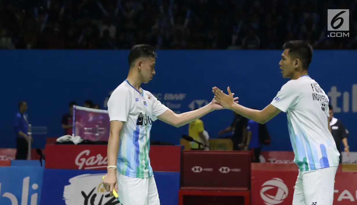 Pebulu tangkis ganda putra Indonesia, Fajar Alfian/M Rian Ardianto saat melawan Huang Kai Xiang/Liu Cheng (China) di Babak 32 besar Indonesia Open 2019 di Istora Senayan, Jakarta, Rabu (17/7/2019). Fajar/Rian unggul 18-21, 21-14, 21-16. (Liputan6.com/Helmi Fitrhiansyah)