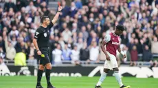 Pemain West Ham United, Mohammed Kudus, mendapat kartu merah saat melawan Tottenham Hotspur dalam laga pekan kedelapan Liga Inggris di Stadion Tottenham Hotspur, London, Sabtu (19/10/2024). (Zac Goodwin/PA via AP)