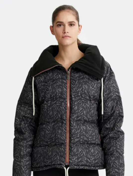 Jaket granville memiliki serut di bagian pinggang belakang, yang mempermanis tampilan kasualmu sehari-hari. Foto: Pinterest.