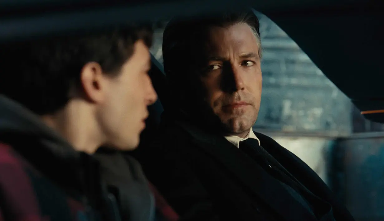 Gambar yang dirilis oleh Warner Bros. Pictures ini menampilkan Ben Affleck yang menjadi karakter Batman beradu akting dengan Ezra Miller di film "Justice League." (Warner Bros. Entertainment Inc. via AP)