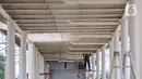 Pekerja menyelesaikan pembangunan Stasiun Matraman, Jakarta Timur, Kamis (23/12/2021). Pembangunan Stasiun Matraman memasuki pemasangan atap peron, sementara fasilitas pendukung seperti eskalator, sarana umum, dan rambu sudah siap digunakan. (merdeka.com/Iqbal S. Nugroho)