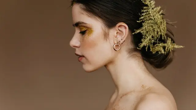 Ilustrasi Anting Emas (Credit: lookstudio/freepik)