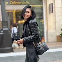 Yuni Shara punya pesona cewek mamba dengan padukan jaket kulit dan celana lateks [@yunishara36]