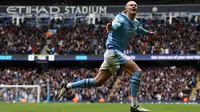 Pemain Manchester City, Erling Haaland, melakukan selebrasi setelah mencetak gol ke gawang Everton pada laga Premier League 2023/2024 pekan 24 di Stadion Etihad, Sabtu (10/2/2024). Haaland tampil luar biasa dengan memborong semua gol kemenangan City di laga tersebut. (AFP/Darren Staples)