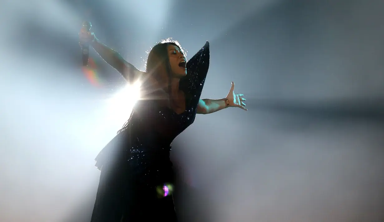 Anggun tampil sangat total, baik dari sisi musikalitas sampai kostum, Anggun terlihat sangat memukau. Wajar saja apabila penampilannya yang memukau ini berhasil mengumpulkan dana donasi hingga Rp 3 Miliar (KapanLagi.com/Budy Santoso)