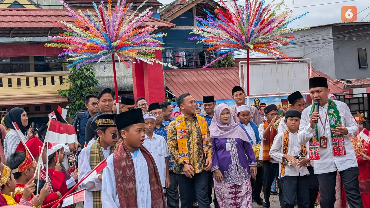 Tinjau Gerakan Ayah Mengambil Raport, Menteri Wihaji Tekankan Pentingnya Kehadiran para Bapak untuk Anak