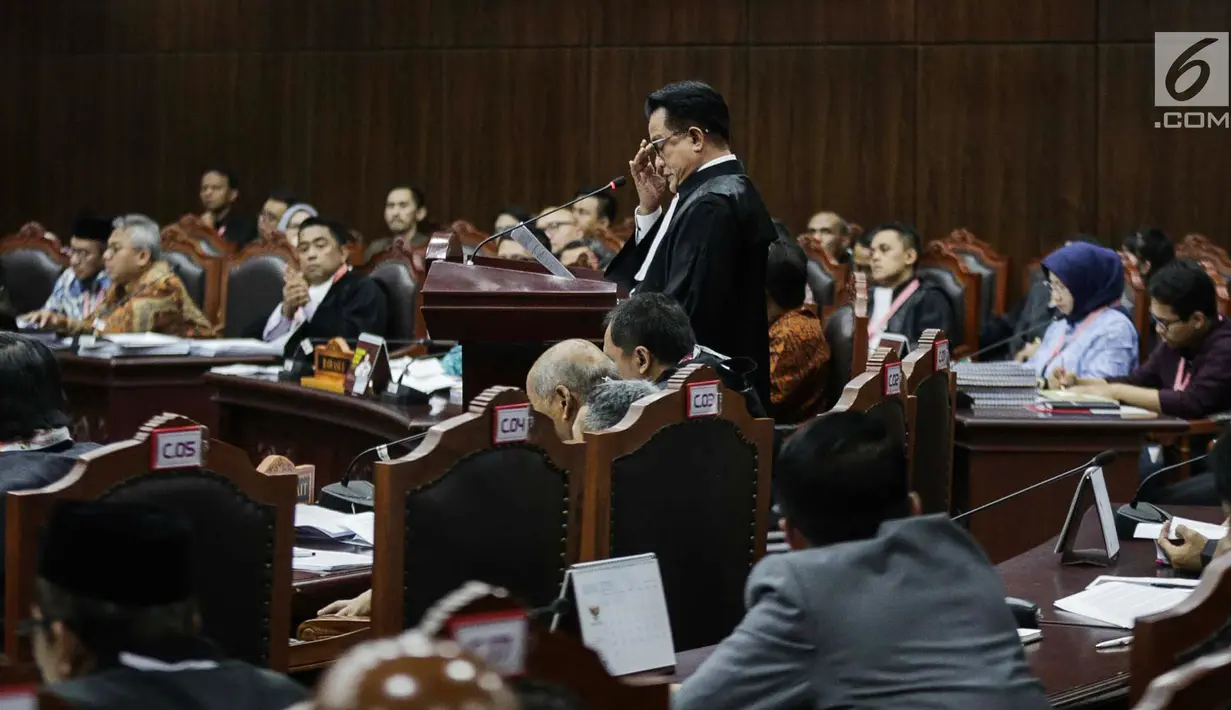 Ketua Tim Hukum Joko Widodo-Ma’ruf Amin, Yusril Ihza Mahendra memberi keterangan dalam sidang sengketa Pilpres 2019 di Gedung MK, Jakarta, Selasa (18/6/2019). Menurut Tim Jokowi, gugatan kubu Prabowo hanya berdasarkan asumsi tanpa dalil dan bukti-bukti yang kuat. (Liputan6.com/Faizal Fanani)