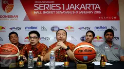 Komisioner IBL, Hasan Gozali (tengah) memberikan keterangan jelang bergulirnya IBL musim 2015-2016 di Hall A Basket, Jakarta, Jumat (8/1/2016). 12 klub akan berlaga pada kompetisi yang akan digelar di enam kota. (Liputan6.com/Helmi Fithriansyah) 