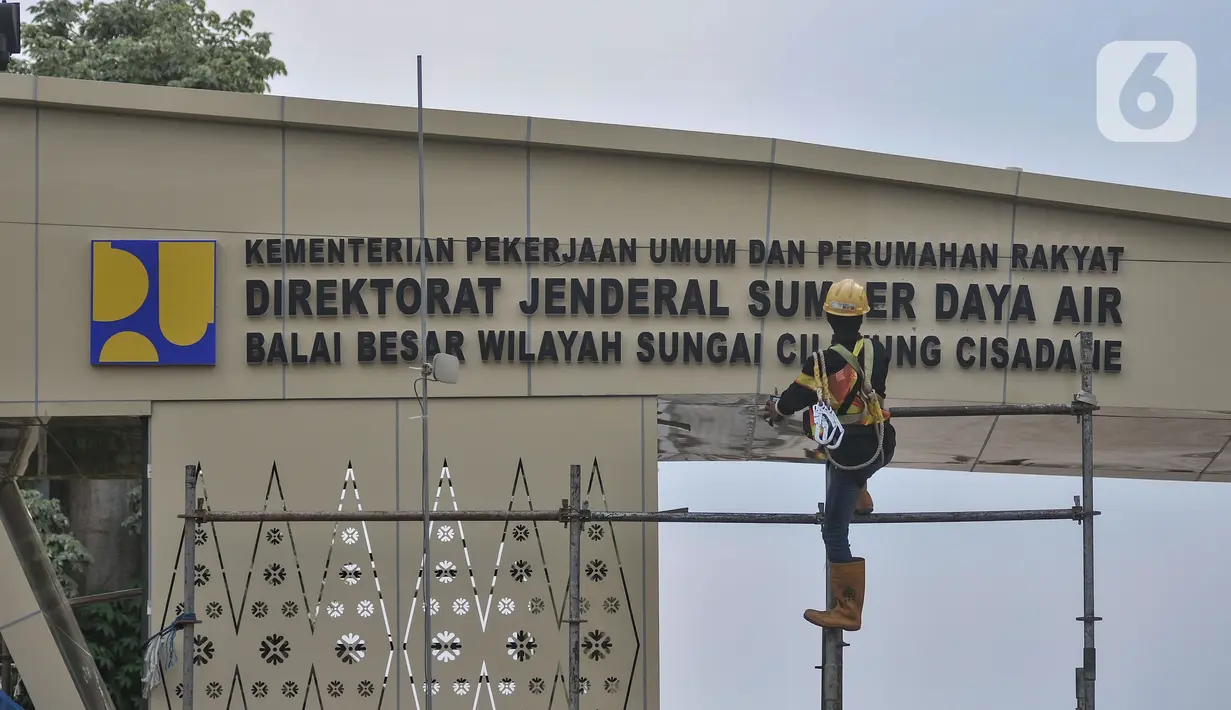 Pekerjaan meliputi pembangunan ganda sodetan, permanen inlet, outlet sodetan, serta normalisasi Sungai Ciliwung dan Cipinang. (merdeka.com/Iqbal S. Nugroho)