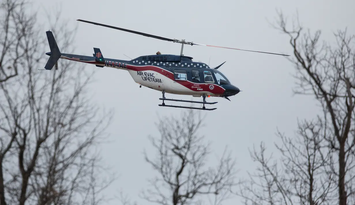 Helikopter Lifteam Air-Evac berangkat dari SMA Marshall County High School di Benton, Kentucky, Amerika Serikat, Selasa (23/1). Polisi mengamankan remaja lelaki berusia 15 tahun dalam penembakan mematikan tersebut. (Ryan Hermens / Matahari Paducah via AP)