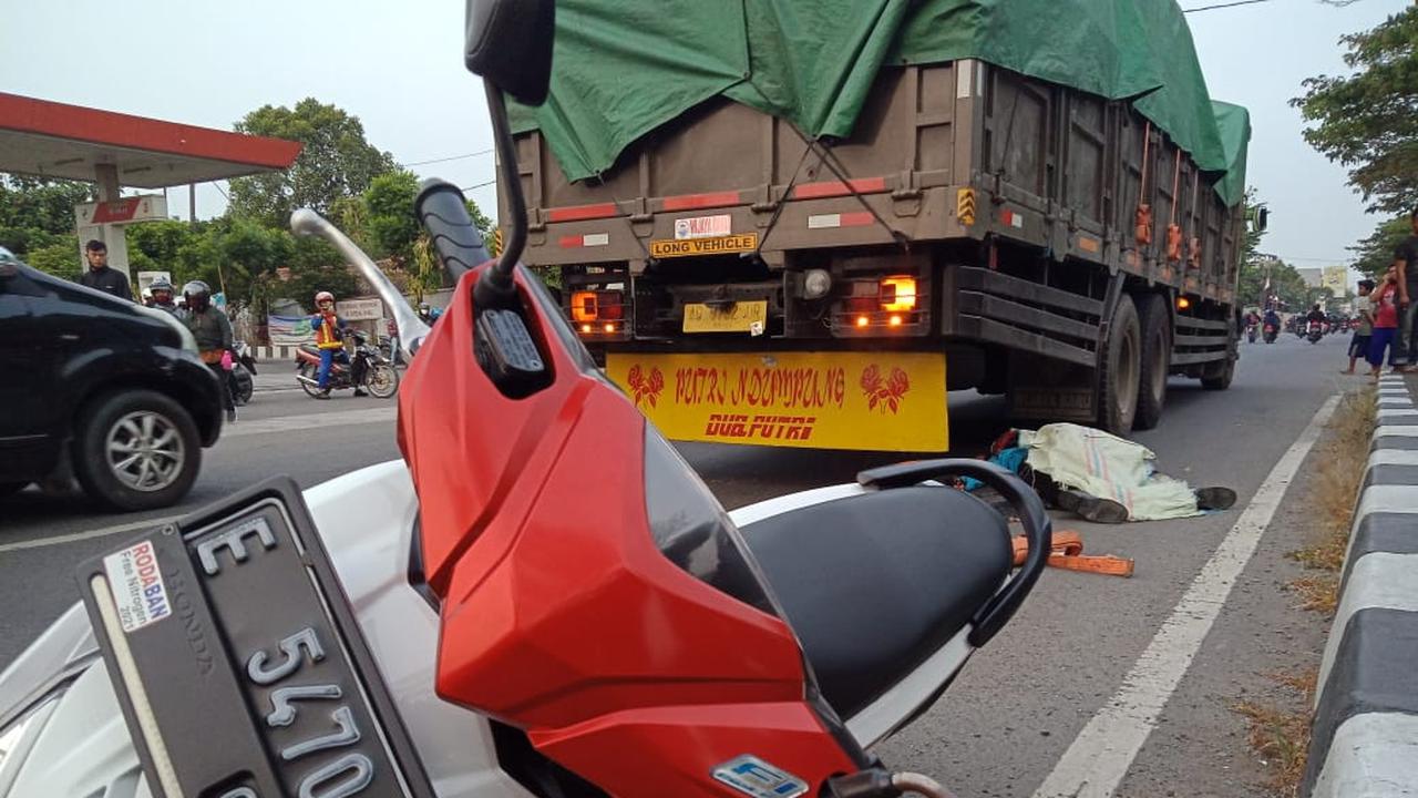 Kecelakaan maut di depan SPBU Purwasari,Kecamatan Purwasari, Karawang dalam masa mudik Iduladha 2020. (Foto: Liputan6.com/Abramena)