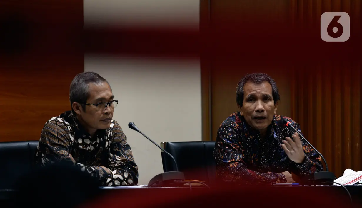 Wakil Ketua KPK Alexander Marwata (kiri) bersama Deputi Pencegahan KPK Pahala Nainggolan (kanan) memberikan keterangan hasil kajian Program Kartu Prakerja, di Gedung KPK, Jakarta, Kamis (18/6/2020). (merdeka.com/Dwi Narwoko)