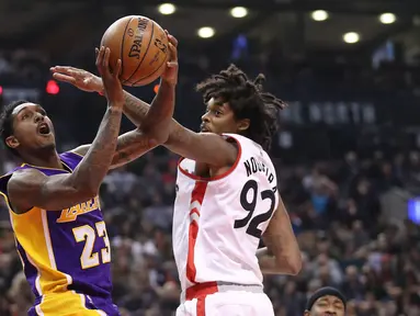 Pemain Los Angeles Lakers, Lou Williams #23 mencoba melakukan tembakan saat dihadang pemain Toronto Raptors pada laga NBA di Air Canada Centre, (2/12/2016). Raptors Menang 113-80. (Reuters/Tom Szczerbowski-USA TODAY Sports)