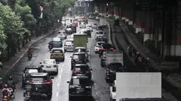 Kendaraan melintas di Jalan Ahmad Yani, Jakarta, Senin (25/6). Sistem ganjil genap akan berlangsung mulai pukul 06.00-21.00 WIB. (Merdeka.com/Iqbal Nugroho)