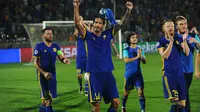 Para pemain Rostov melambaikan tangan ke arah penonton usai menang atas Ajax Amsterdam dengan skor 4-1, pada Leg 2 Babak Play-off Liga Champions 2016-2017, di Stadion Olimp-2, Roston-on-Don, Rusia. Rostov lolos ke fase grup.  (EPA/Maxim Romanov)