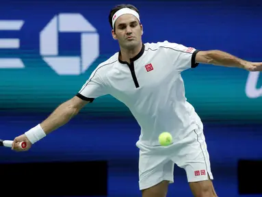 Petenis Swiss, Roger Federer mengembalikan bola ke arah lawannya, Damir Dzumhur dari Bosnia pada babak kedua AS Terbuka 2019 di Arthur Ashe Stadium, Rabu (28/8/2019). Roger Federer mencapai babak tiga usai berhasil menyingkirkan Damir Dzumhur 3-6, 6-2, 6-3, 6-4. (AP/Eduardo Munoz Alvarez)