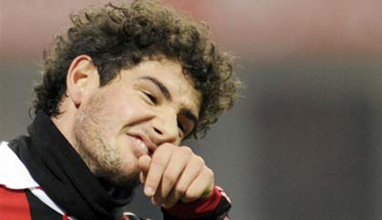 Reaksi kekecewaan striker AC Milan asal Brasil, Alexandre Pato di laga lanjutan Serie A melawan Palermo di San Siro Stadium, 13 Desember 2009. Milan kalah 0-2. AFP PHOTO/DAMIEN MEYER