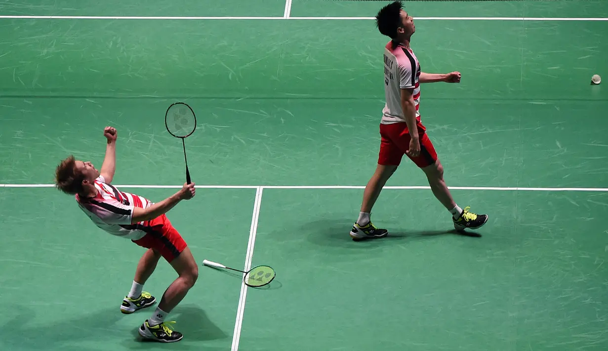 Ganda putra Indonesia, Kevin Sanjaya dan Marcus Gideon merayakan kemenangan saat semifinal All England di Birmingham, Sabtu (18/3/2018). Keduanya tahun ini akan berjuang untuk mempertahankan gelar juara All England. (AFP/Paul Ellis)