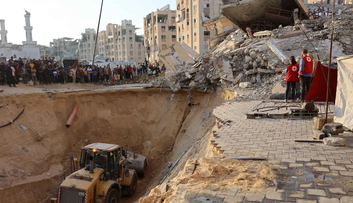 Beberapa alat berat dikerahkan untuk mempercepat upaya menemukan dan mengevakuasi korban. (Omar AL-QATTAA/AFP)