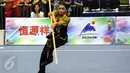 Atlet Wushu Indonesia, Juwita Niza WA saat beraksi di kelas Taulo Womens Nangun Kejuaraan Dunia Wushu ke-13 di Istora Senayan Jakarta, Selasa (17/11/2015). Juwita meraih emas dengan total poin 9.58. (Liputan6.com/Helmi Fithriansyah)