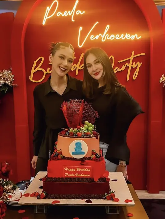 Luna Maya tampil dengan atasan hitam lengan panjang, dipadukan rok denimnya. @lunamaya