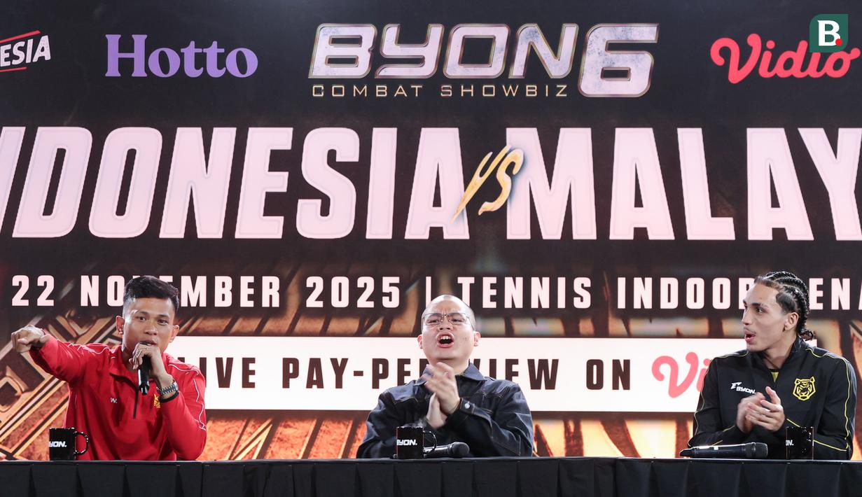Petarung Indonesia, Ronal Siahaan bersama petarung Malaysia, Putra Abdullah, saat jumpa pers Byon Combat Showbiz Vol. 6: Indonesia vs Malaysia II di Tennis Indoor Senayan, Jakarta, Jumat (21/11/2025). (Bola.com/M Iqbal Ichsan)