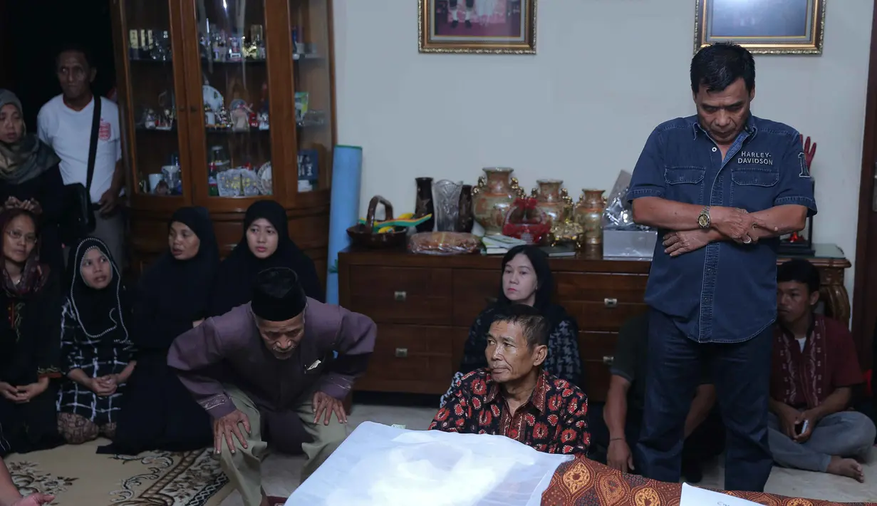 Pagi sebelum Susiana alias Susi Similikiti istri Tukul Arwana meninggal dunia, sempat diantarkan oleh salah satu pekerja rumah ke klinik. Sesudah itu, ia kembali dan melakukan aktivitas seperti biasa. (Andi Masela/Bintang.com)