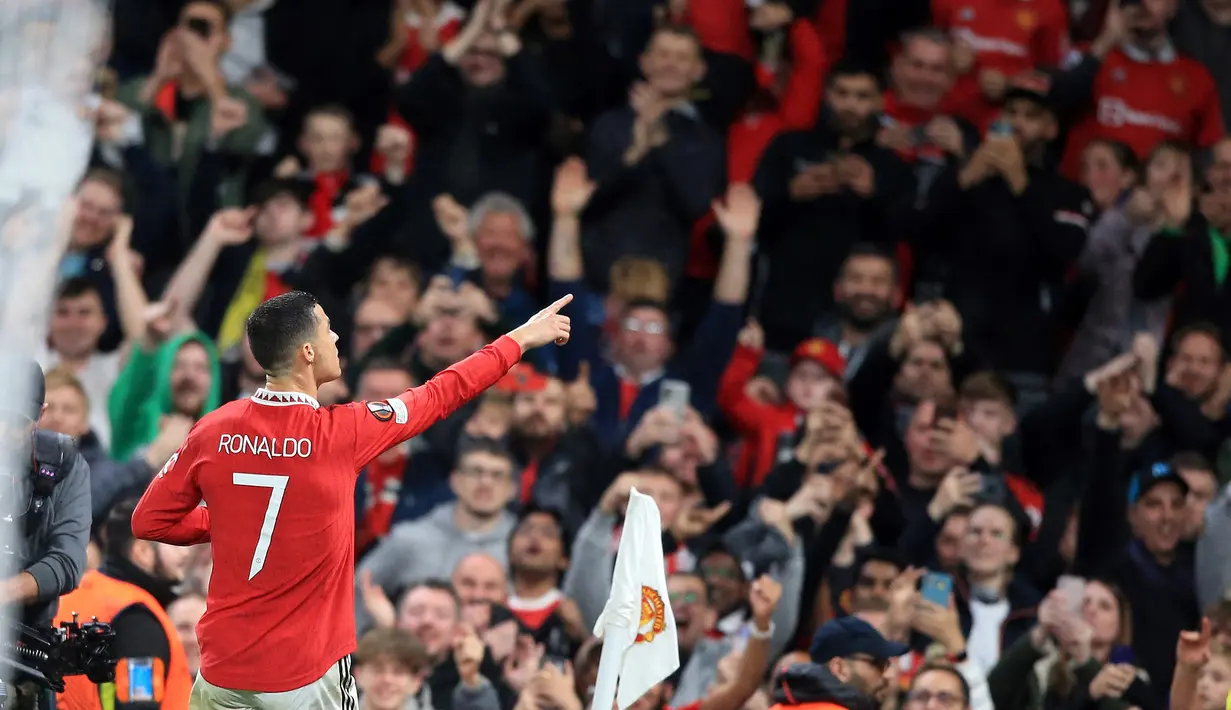 <p>Selebrasi striker Manchester United, Cristiano Ronaldo setelah mencetak gol ke gawang Sheriff Tiraspol pada laga Grup E Liga Europa 2022/2023 di Old Trafford Stadium, Manchester (27/10/2022). Critiano Ronaldo hanya 1,5 musim mengenakan nomor punggung 7 di periode keduanya bersama MU. Pada tengah musim 2022/2023 ia cabut dari MU untuk berpetualang bersama Al Nassr di Liga Arab Saudi. (AFP/Lindsey Parnaby)</p>