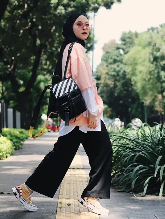 Kacamata memang tak hanya melindungi dari sinar matahari, penampilan wanita kelahiran Lumajang dengan lensa berwarna merah yang senada dengan bajunya ini membuat wajahnya terlihat cerah. (Liputan6.com/IG/@nissa_sabyan)