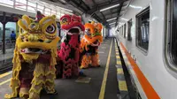 Atraksi Barongsai Semarakkan Tahun Baru Imlek 2576 Kongzili di Stasiun Jember